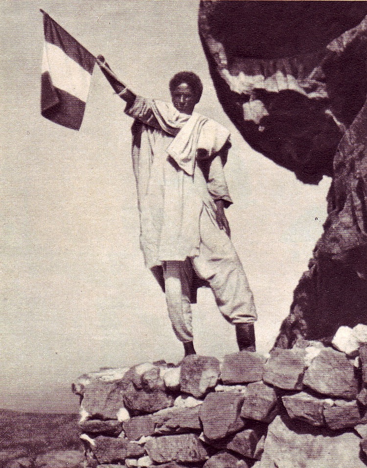 ascaro eritreo saluta l'ingresso delle truppe italiane in Adua nel 1935